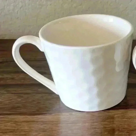 "LOVE LIVES HERE " Bees Honeycomb Coffee Cocoa Tea Mug 16 oz Stoneware NEW - Picture 3 of 4